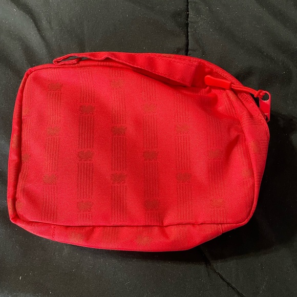 Wrexham AFC x United Travel Bag - Picture 2 of 3